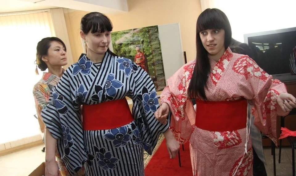 Приморские девушки с удовольствием примеряют традиционные японские наряды