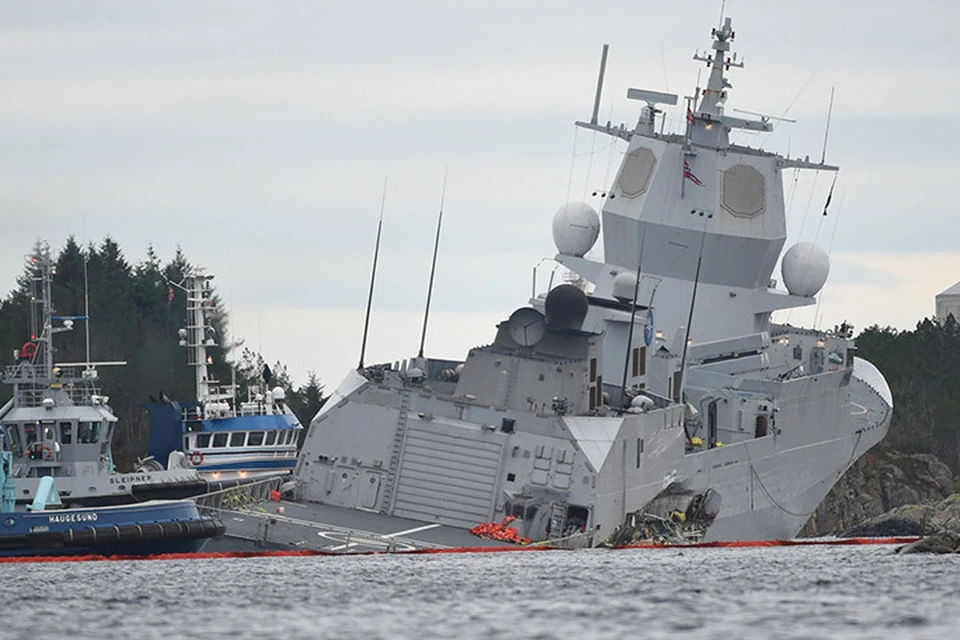 В Норвегии произошло столкновение военного фрегата с нефтяным танкером. Фото: EPA-EFE/MARIT HOMMEDAL