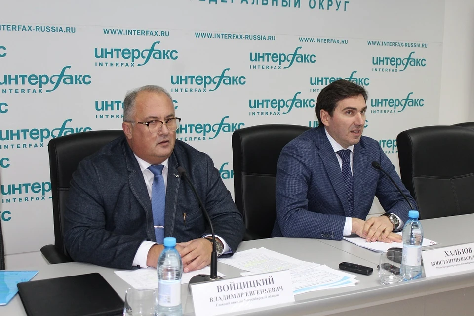 Владимир Войцицкий, главный онколог области (слева), и Константин Хальзов, министр здравоохранения региона, рассказали, почему остановлено строительство онкоцентра.