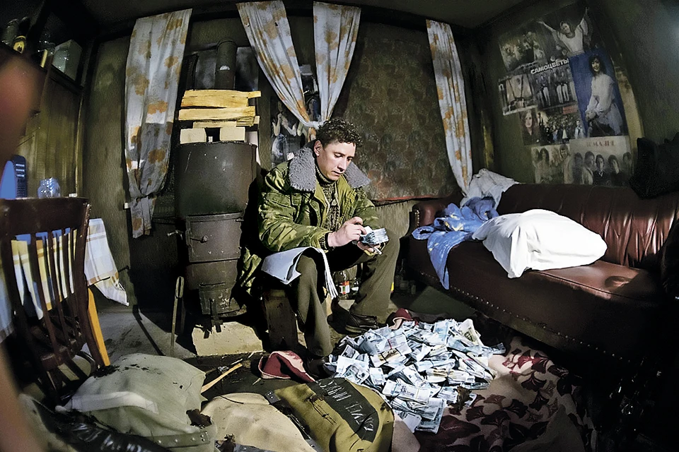 Герой Александра Яценко отслужил в Афганистане и, вернувшись домой, решил попробовать себя в роли грабителя.