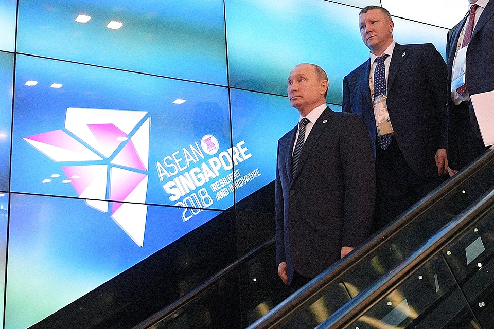 Владимир Путин во главе российской делегации на саммите АСЕАН в Сингапуре.