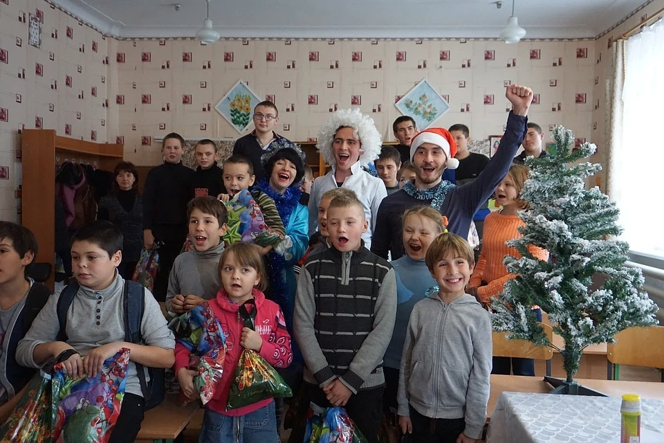 «Комсомолка» в Донбассе собирает подарки детям прифронтового посёлка и детского дома