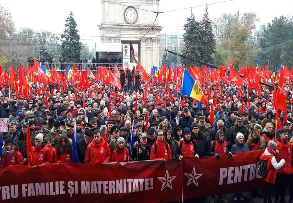 На Марш социалистов, несмотря на холода, пришло около 20 тысяч человек.
