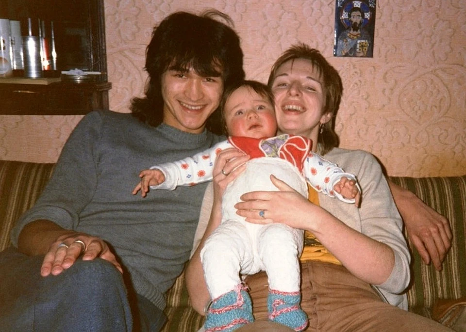 Виктор Цой с супругой Марьяной и сыном