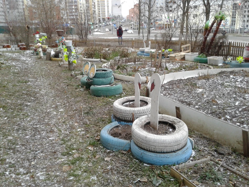 Штрафы за покрышки. Клумбы из автомобильных покрышек. Клумба из покрышек фото. Клумбы из шин зима. Полимерное кольцо для клумбы.