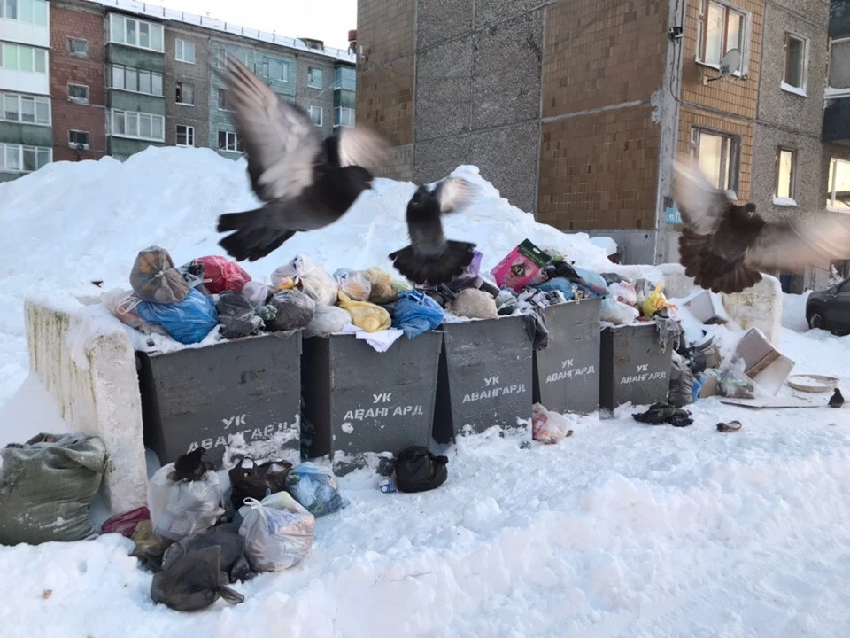 Дворы Воркуты все еще завалены мусором