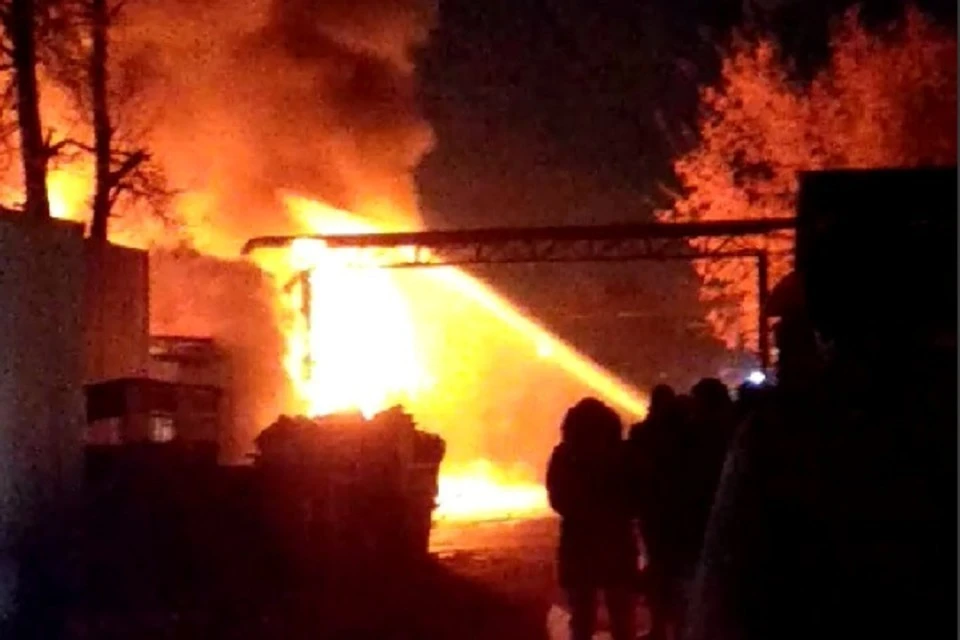 Два человека погибли при возгорании на складе Фото: кадр из видео
