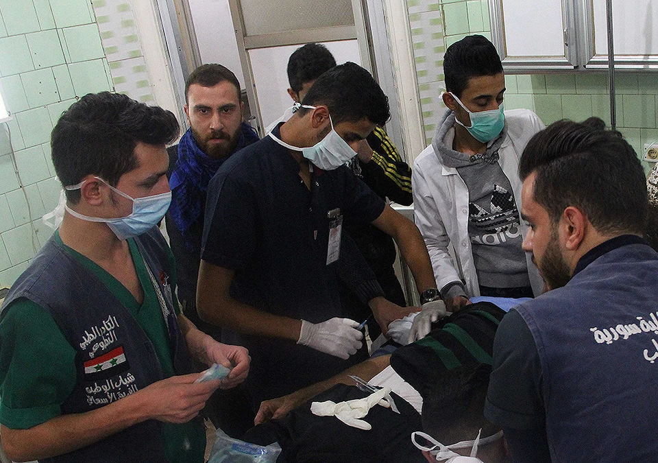 Сирийские медики оказывают помощь пострадавшим от химической атаки в Алеппо, 25 ноября 2018 г.