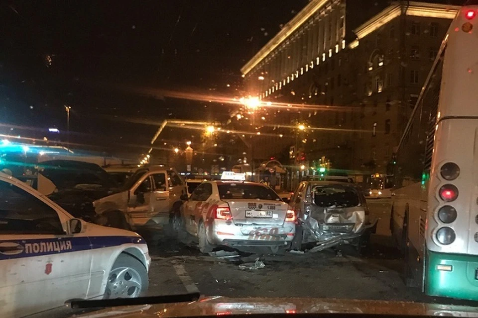 Ночью на перекрёстке Московского и Ленинского проспектов столкнулись 5 машин. Фото: vk.com/spb_today