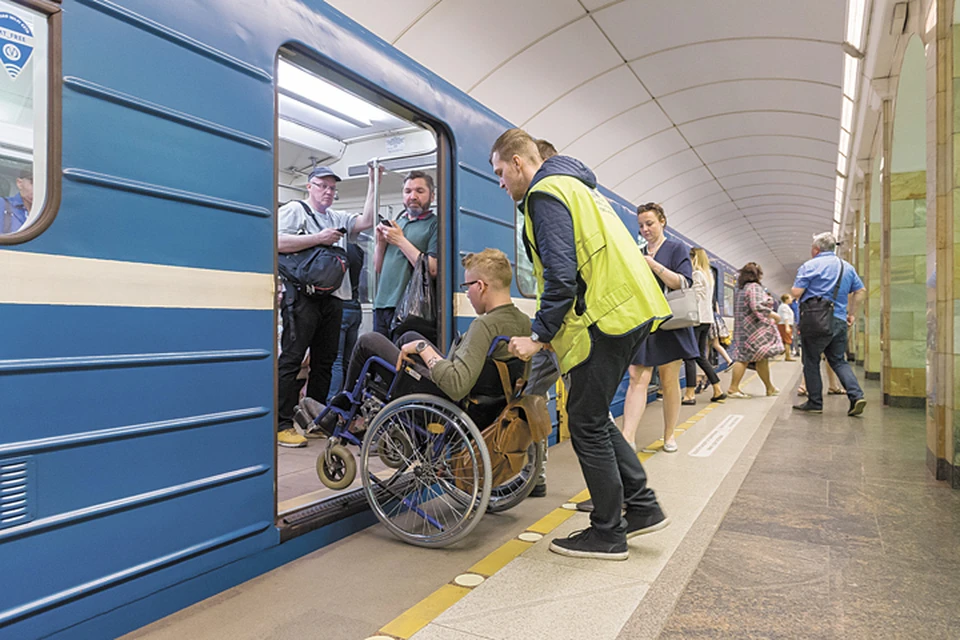 На каждой станции метро есть сотрудники, которые помогают людям с ограниченными возможностями.