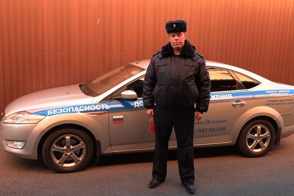 В Петербурге полицейский спас водителя из горящей машины. Фото: Пресс-служба ГУ МВД По СПб и ЛО