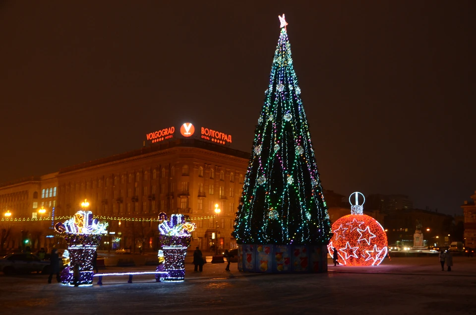 Елка на площади Павших Борцов сменит наряд.