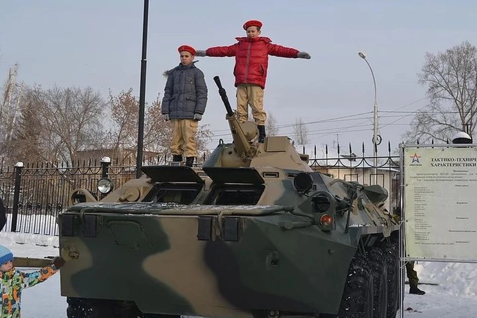 Выставка военной техники впечатлила подростков. Фото: Центр патриотического воспитания Новосибирской области