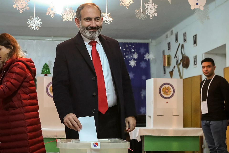 Никол Пашинян голосует на одном из избирательных участков Еревана.