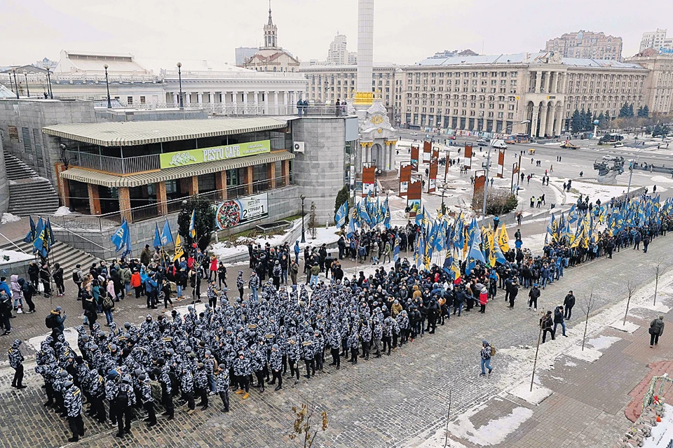 В Киеве каждый день показные антироссийские марши. Например, на этот - 7 декабря ультраправые активисты строем вышли требовать разрыва дипотношений с Россией. Фото: Gleb GARANICH/REIUETRS