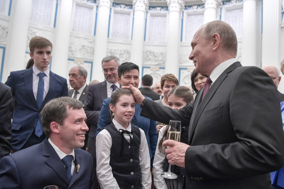 Президент РФ Владимир Путин (слева направо) на церемонии вручения государственных премий за выдающиеся достижения в области благотворительной и правозащитной деятельности. Фото: Алексей Никольский/ТАСС