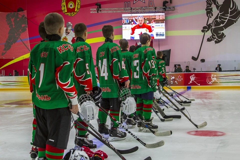Игроки военных училищ вышли на лед в новых комплектах хоккейной формы и с клюшками, которые они получили от Министерства обороны.