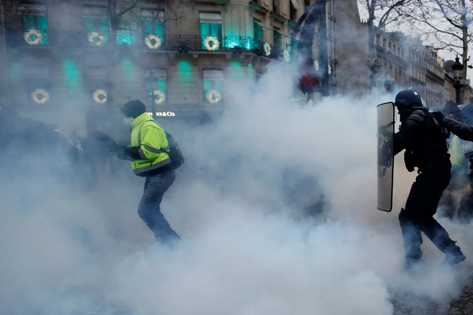 Французские спецслужбы вынуждены признать, что к длящимся уже месяц протестам "желтых жилетов" Москва отношения не имеет