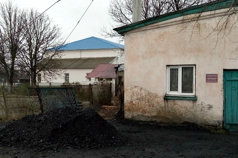На заднем дворе школы №14, гора угля - некий символ спокойствия для родителей.