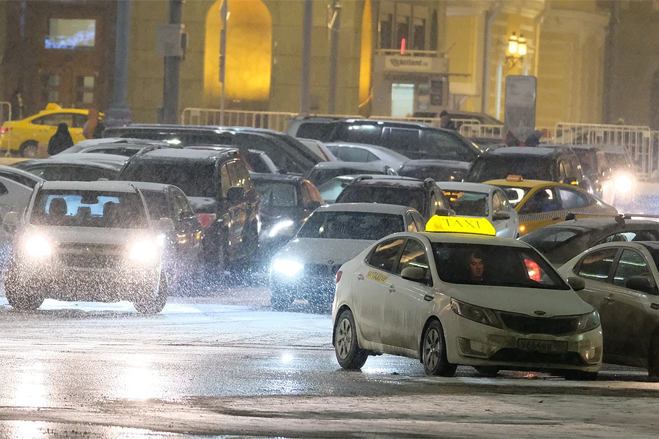 Серьезные предновогодние пробки парализовали движение в Москве.