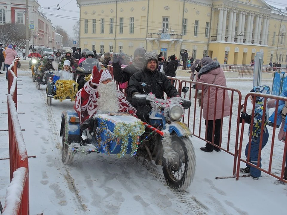 Дед Мороз и Снегурочка приехали на советских мотоциклах