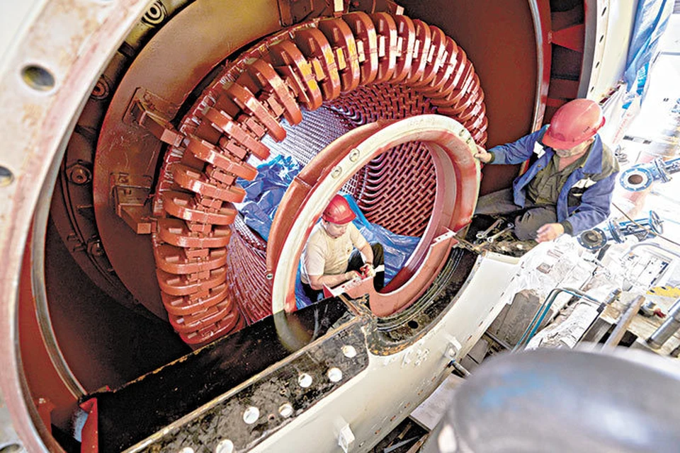 Новый генератор ТЭЦ-3: установка ротора. Фото: из архива компаний