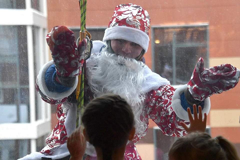 Детишки такого точно не ожидали, что в окошко заглянет Дед Мороз и подарит вкусные подарки