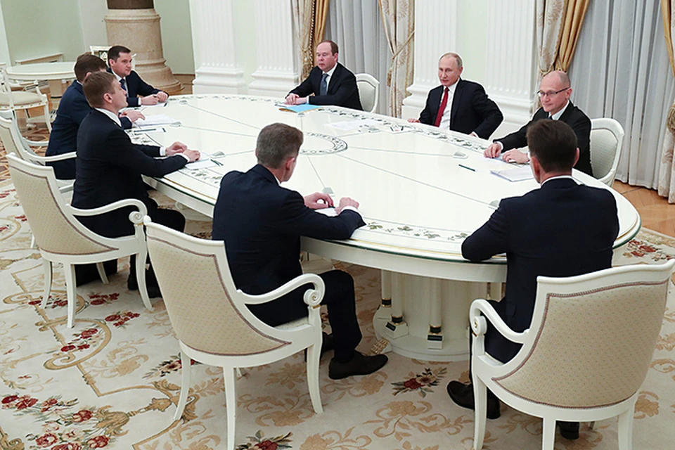 Президент мягко дал понять, что он хорошо знаком с биографиями сидевших за этим столом. Фото: Вячеслав Прокофьев/ТАСС