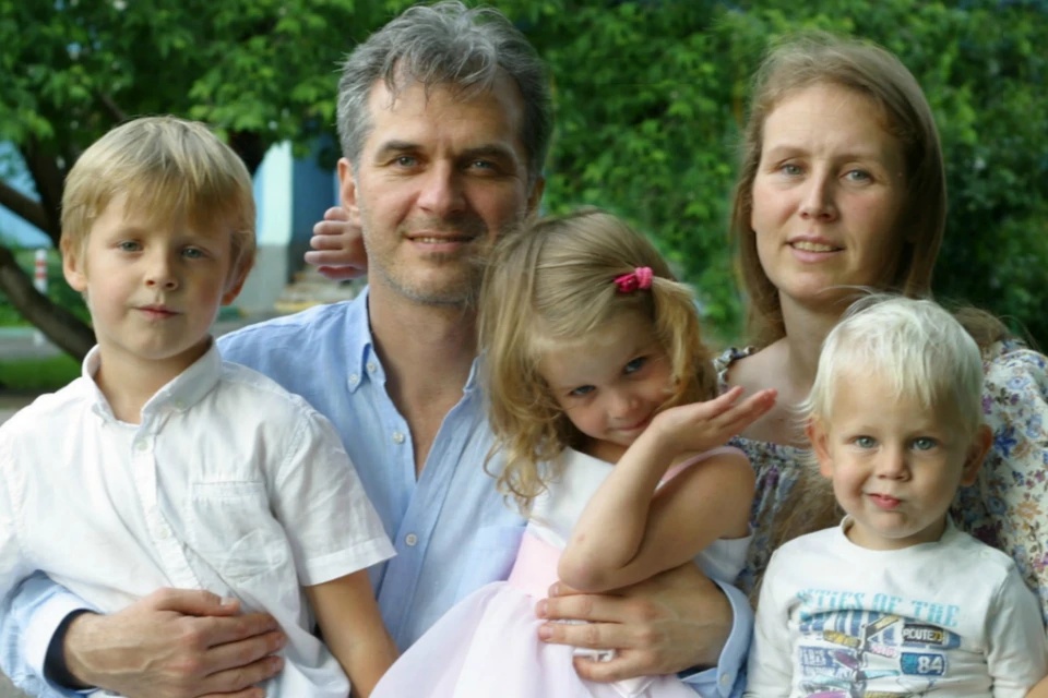 Олег вместе с супругой Светланой и детьми живут в селе, где нет цивилизации и плохо ловит связь.