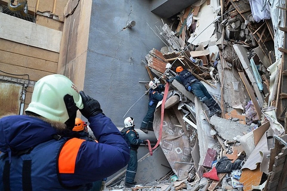 Спасатели разбирают завалы на месте обрушения жилого дома в Магнитогорске, 2 января 2019 г.