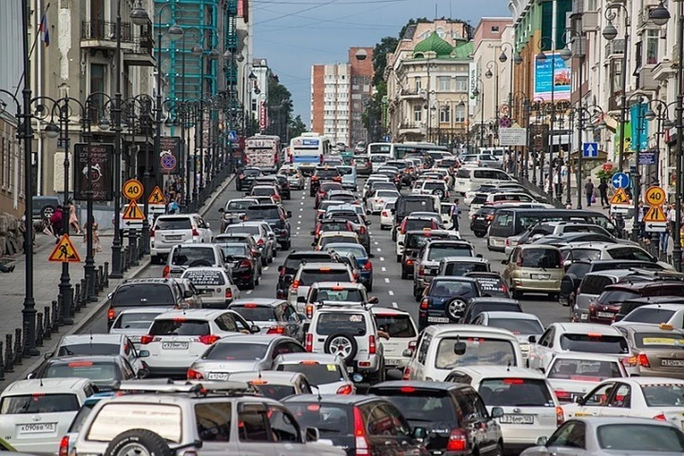 Центр Владивостока уже много лет сковывают бесконечные пробки
