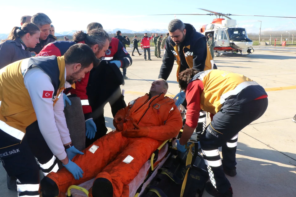 Эвакуация моряков с затонувшего судна силами турецкой береговой службы.