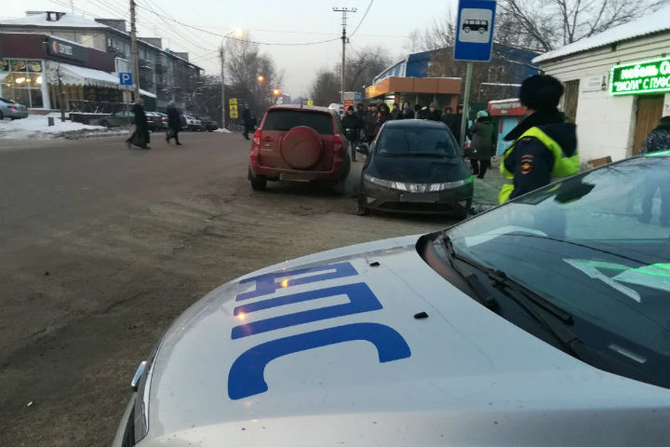 Автомобиль влетел в автобусную остановку в Иркутске: в больницу попали две женщины. Фото: ГУ МВД России по Иркутской области.