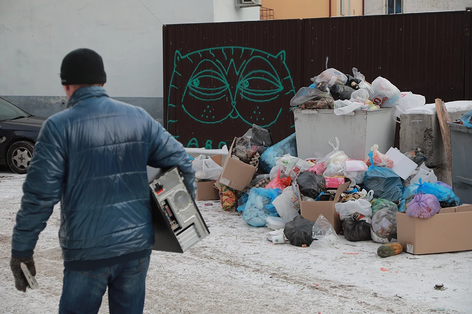 Первые пару дней января красноярцы старались не обращать на переполненные мусорные баки