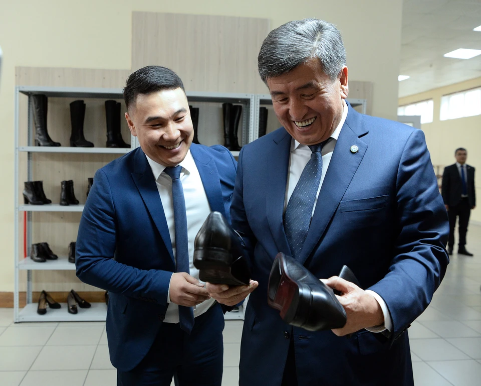 Президент не смог удержаться и прикупил-таки туфли от местного производителя.