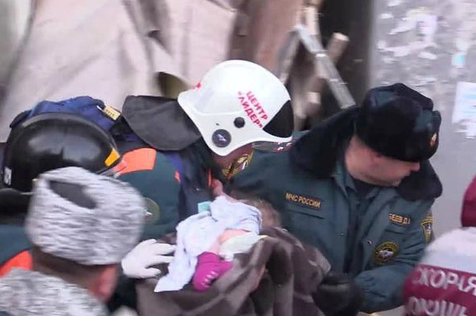 Момент спасения малыша Вани Фокина. Фото МЧС