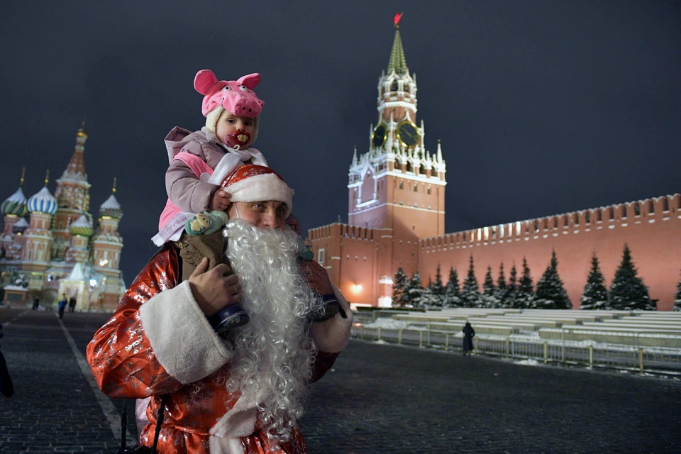 Москвичи и гости столицы 13 января снова достали новогодние костюмы