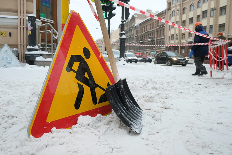 Чистить снег лопатой - это не только приятно, но и полезно.