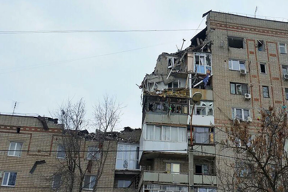 Вероятной причиной обрушения части жилого дома стал взрыв газового баллона. Фото: Сергей Леваненков ТАСС