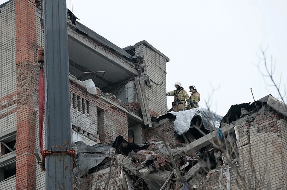 Спасатели круглосуточно работают на месте взрыва. Фото: правительство Ростовской области