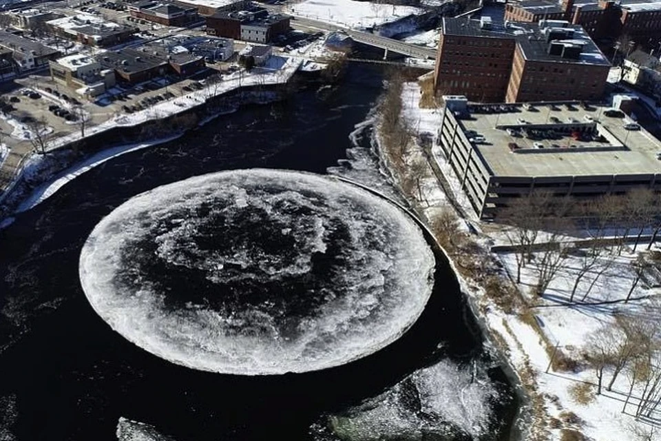 Появившийся ледяной диск изумил обитателей американского городка Уэстбрук (17 тысяч жителей).
