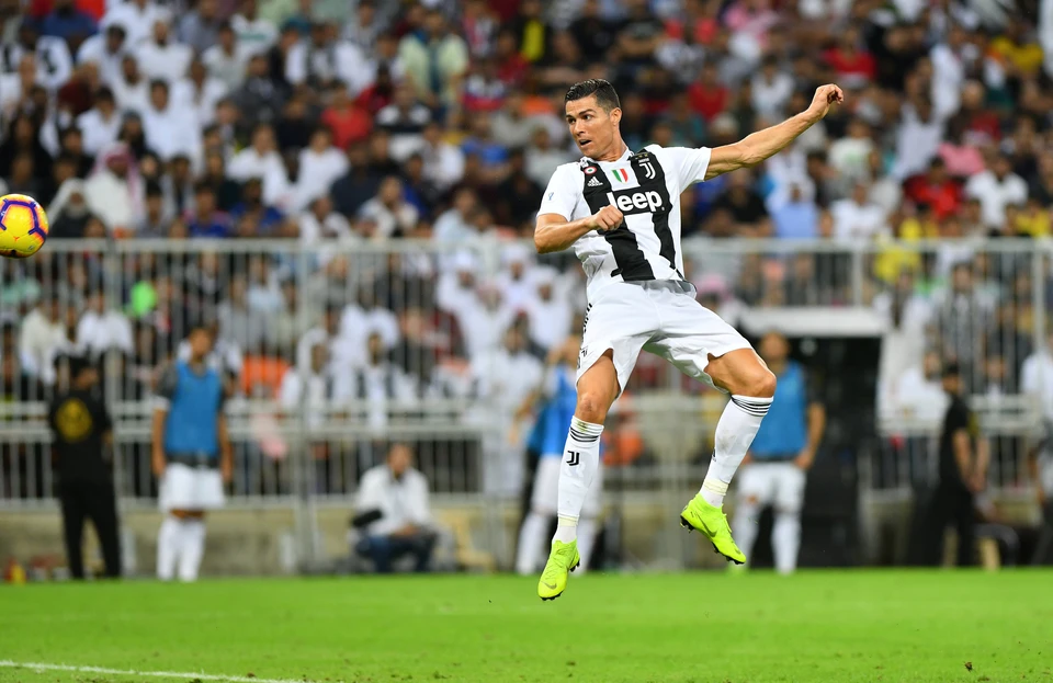Криштиану Роналду забивает победный гол в ворота "Милана".