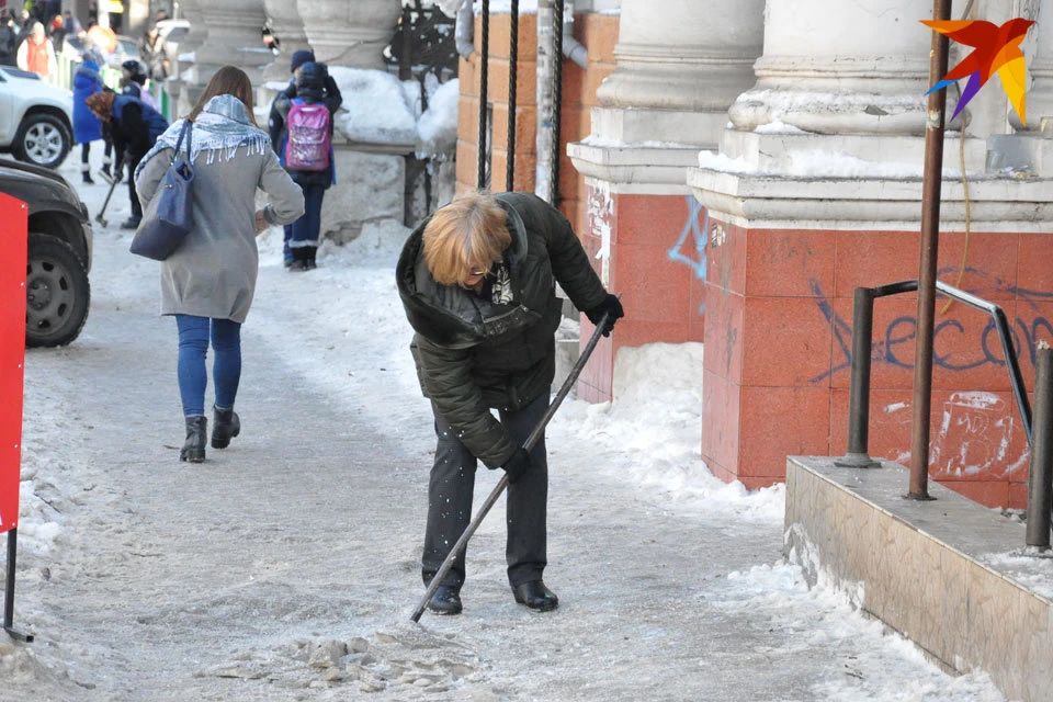 Тротуары в центре города покрыты толстым слоем льда, в который превратился не счищенный вовремя снег.