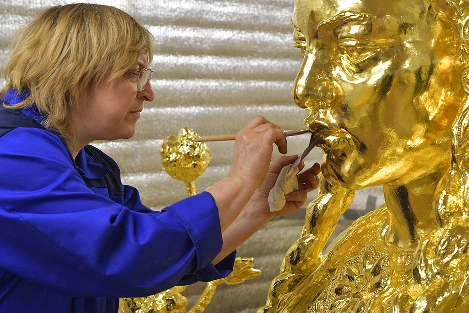 Журналистам показали ход реставрации фигур девушек с фонтана "Дружба народов".