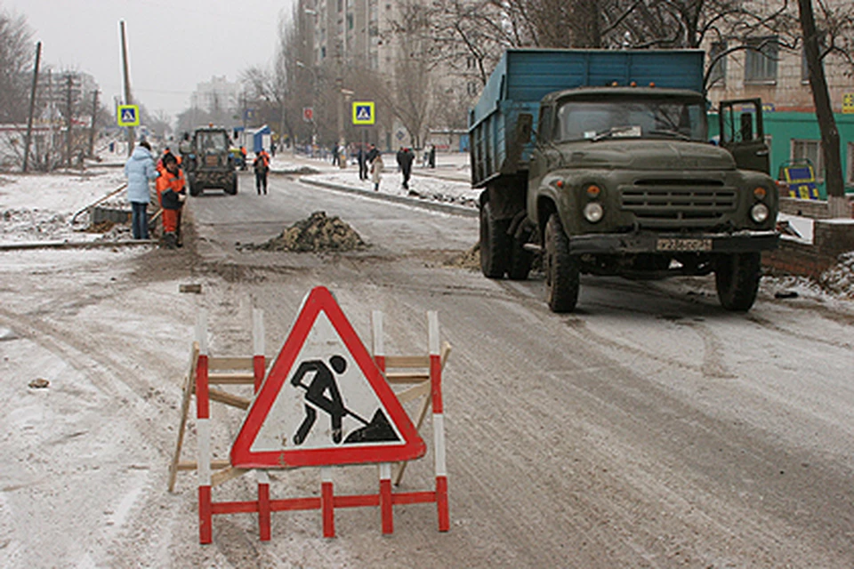 Ремонтировать дорогу будут весной, а пока ямы засыпали песочком. Фото: Алена Кузьмина