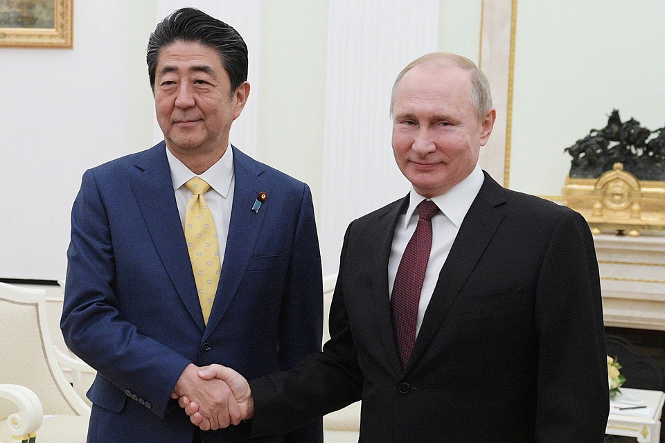 Синдзо Абэ и Владимир Путин перед началом переговоров в Москве.
