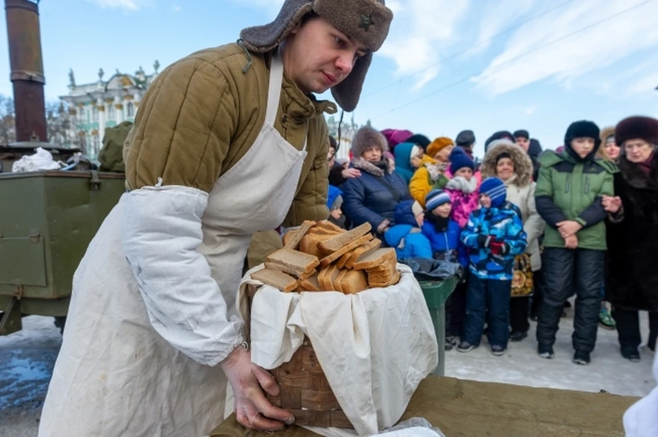Всего в Бирске испекли 12 тысяч порций знаменитого блокадного хлеба