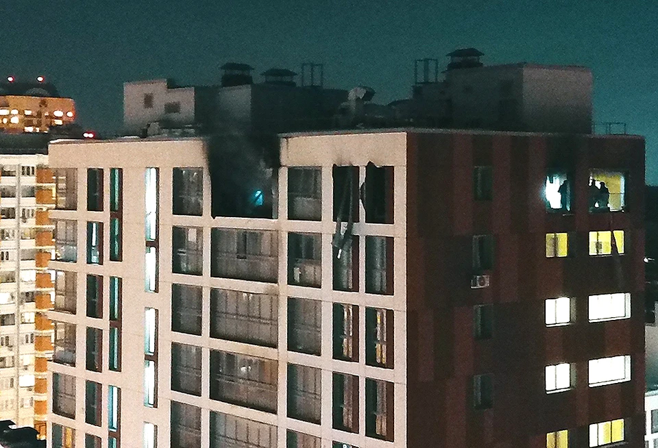 Мощный хлопок, после которого начался пожар в многоэтажке, заметили примерно в 20:30. Фото АГН Москва