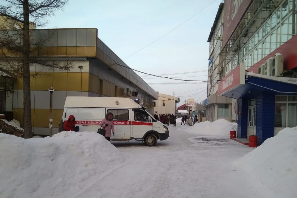 Людей пришлось эвакуировать из школ, больниц, банков... Фото: Станислав Трефелов