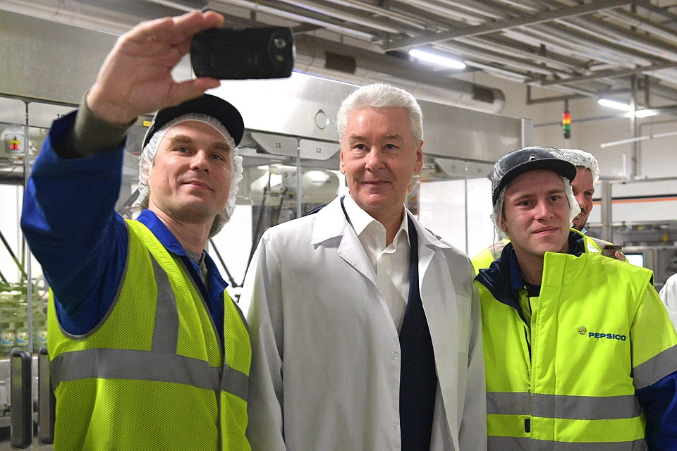 Мэр с работниками Лианозовского молочного комбината.